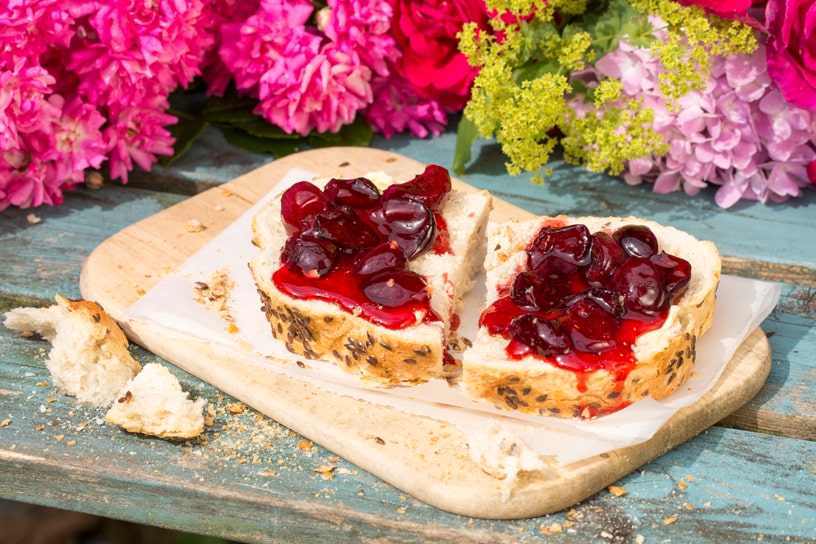 boterham met kersenjam op houten plank